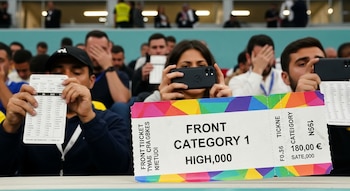 Primer plano de un boleto "Front Category 1" de la Copa Mundial 2026 con bordes de colores, y varios aficionados en el fondo revisando dispositivos móviles o cubriéndose la cara.