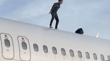 Un hombre se sube al