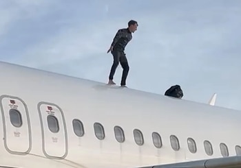 El hombre subido al techo