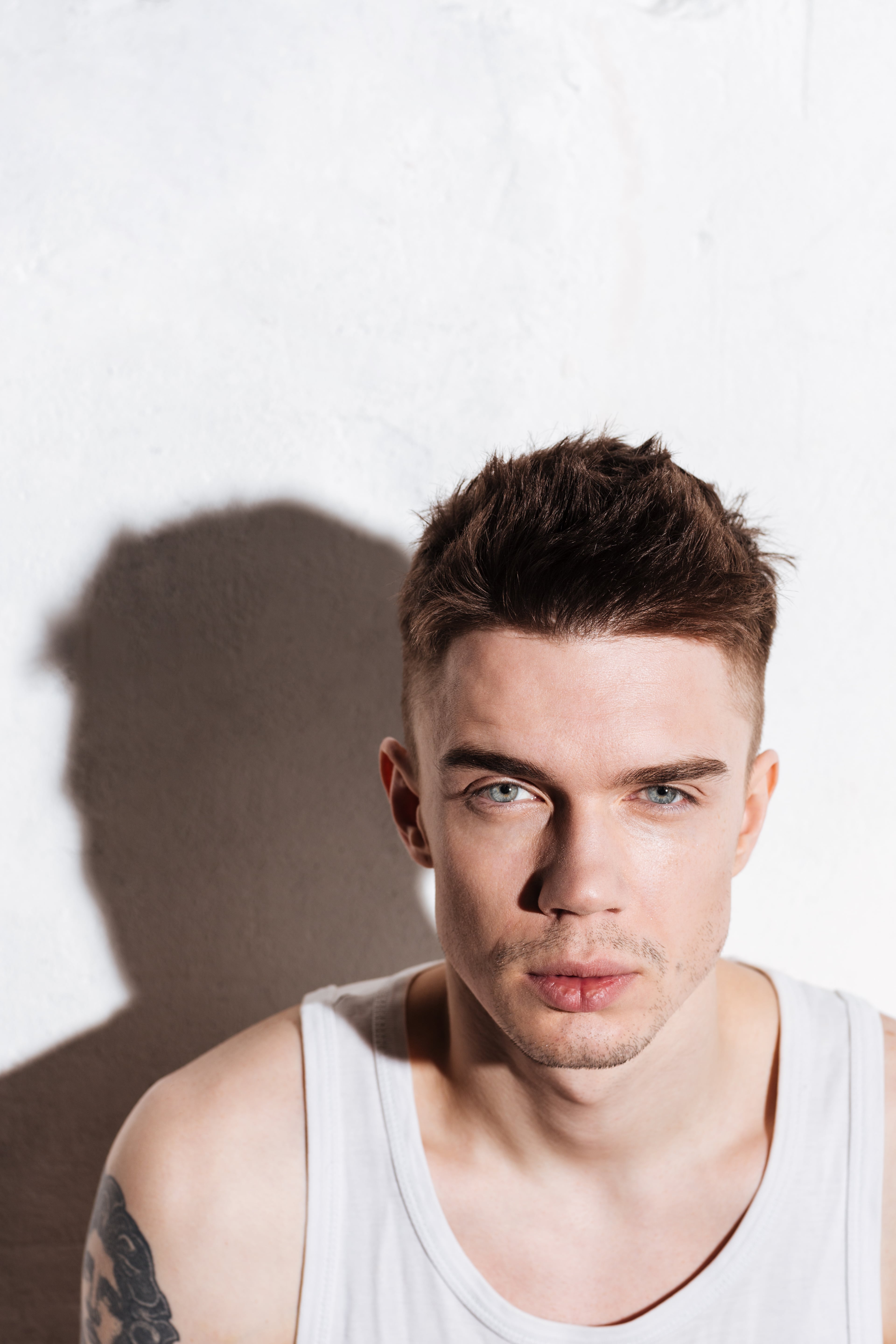 Los cortes de pelo con textura y desvanecidos marcan la pauta en las barberías actuales (Freepik)