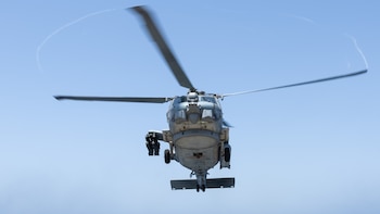 Un helicóptero Sea Hawk asignado al Escuadrón de Helicópteros de Ataque Marítimo 50 aterriza en la cubierta de vuelo del USS Truxtun (DDG 103) mientras el buque atraviesa el mar Arábigo y apoya el bloqueo de EE.UU. contra Irán (@CENTCOM)