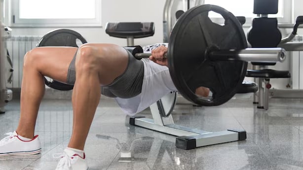 La selección de ejercicios de calidad es clave en una rutina eficaz para el crecimiento muscular del glúteo (Freepik)