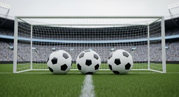 Tres balones de fútbol clásicos, blancos y negros, dentro de un arco de fútbol. Césped verde, línea blanca y gradas con público difuminado en un estadio.