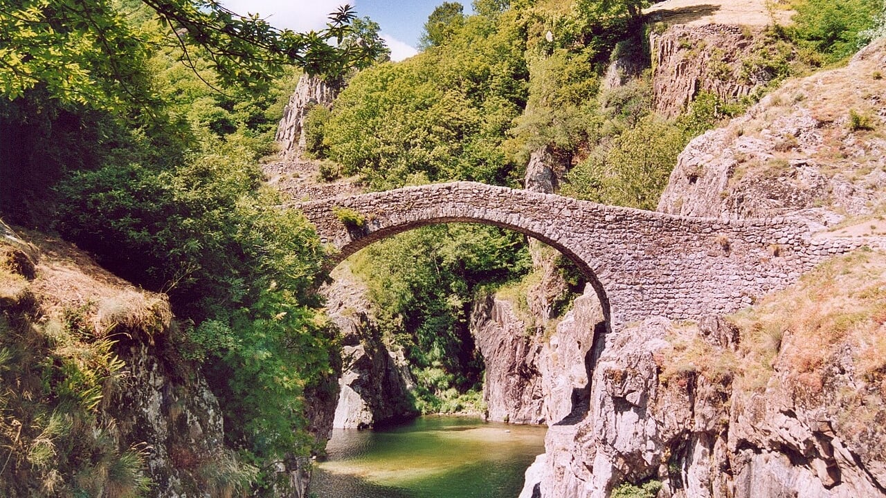 El Pont d’Arc se alza 54 metros sobre el río Ardèche y marca la entrada a las gargantas del sur francés (Wikimedia Commons)