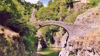 El Pont d’Arc se alza 54 metros sobre el río Ardèche y marca la entrada a las gargantas del sur francés (Wikimedia Commons)