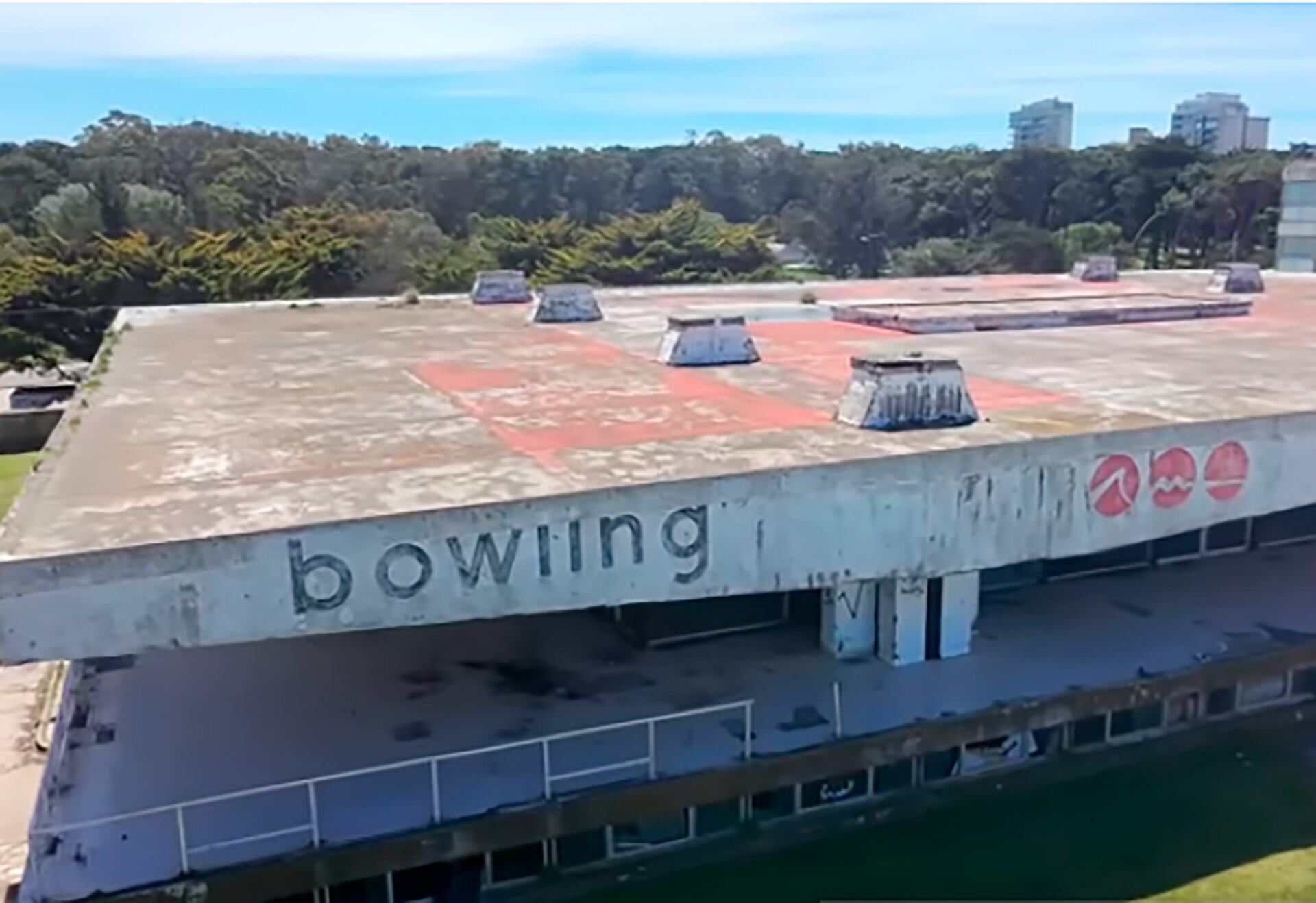 El casino también contaba con enormes pistas de bowling de última generación