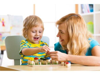 Hablar mientras se juega, ayuda