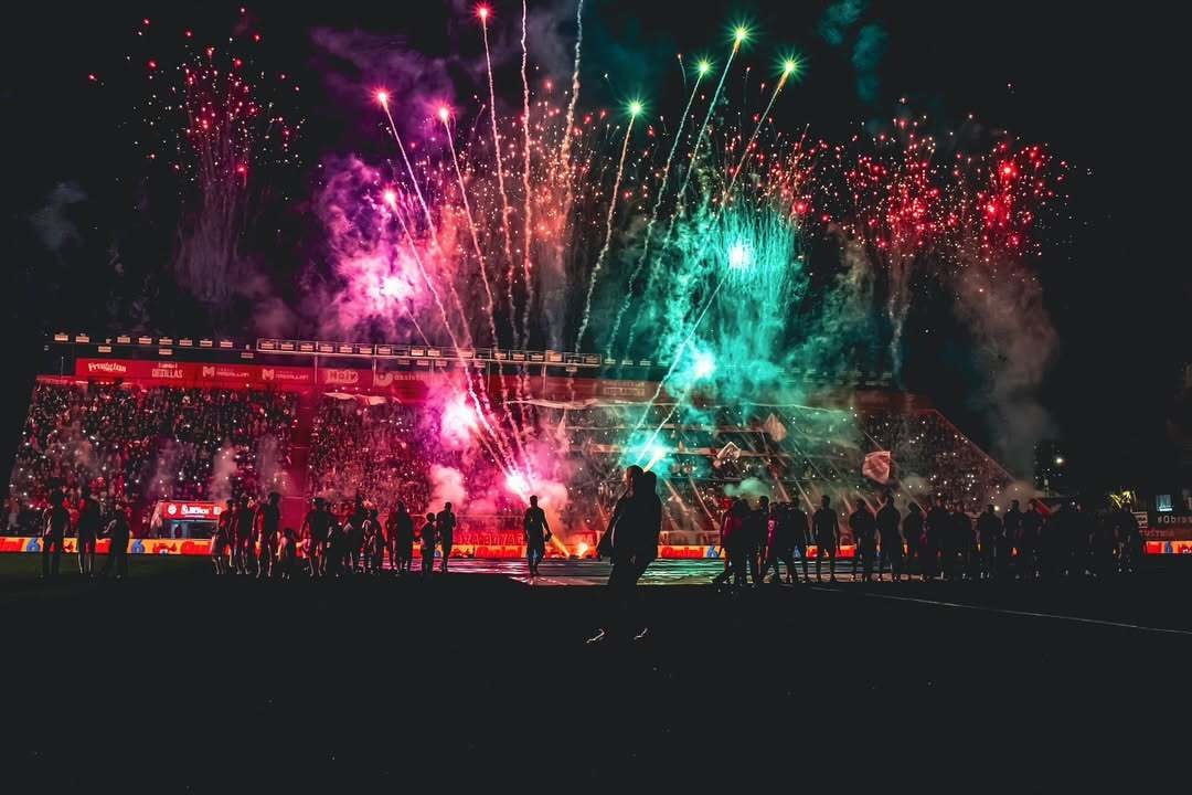 Argentinos Juniors ya no podrá acompañar la salida al campo de su equipo con pirotecnia sonora (Foto: @aaajoficial)