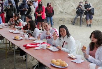 La candidata a la presidencia de Perú Keiko Fujimori, con su marido Mark Vito Villanella, durante un desayuno en un barrio de bajos recursos, antes de emitir su voto, en Lima, Perú. 6 de junio de 2021. REUTERS/Sebastián Castañeda