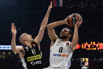 Nigel Williams-Goss intenta lanzar a