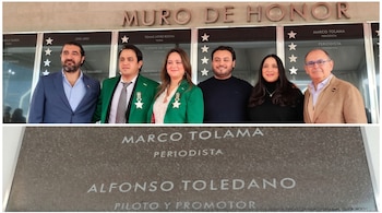 Collage con seis personas reunidas frente al Muro de Honor y una placa de piedra con los nombres de Marco Tolama y Alfonso Toledano.