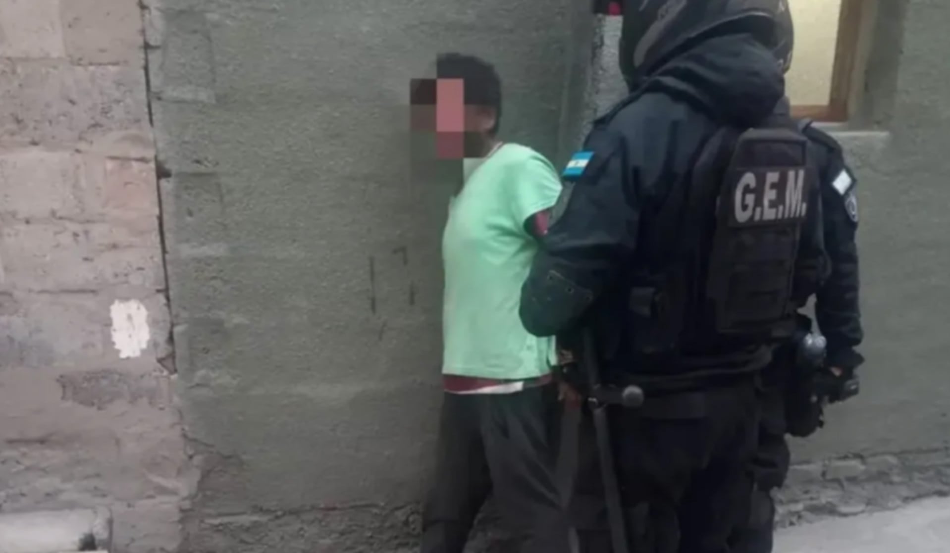 Un hombre golpeó a una mujer para robarle y atacó a un policía tras ser detenido en Jujuy