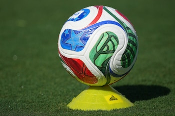 Aunque ha sido bien recibido por los fanáticos del futbol, la tecnología con la que fue hecho no ha quedado del todo clara a la mitad del mundial. (AP Foto/Julio Cortez)