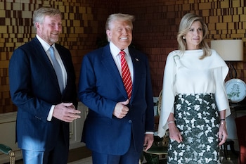Donald Trump posa con el rey Guillermo de Holanda y la reina Máxima en la cumbre de la OTAN de 2025. BRENDAN SMIALOWSKI/Pool via REUTERS
