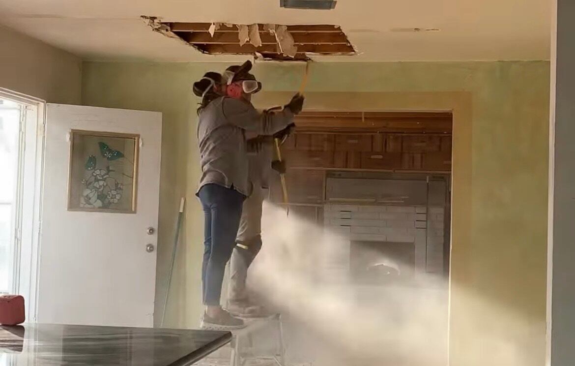 Cody y Kourtni Price en la reforma de la casa