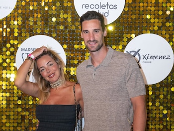 Sergio Rico y Alba Silva, inseparables, no se pierden el concierto de Vanesa Martín.
Sergio Rico y Alba Silva continúan disfrutando de su historia de amor y de una etapa especialmente feliz en lo personal, ya que el matrimonio daba la bienvenida al pequeño Sergio, que llegaba al mundo el pasado 29 de junio, convirtiendo a su hija Carla en hermana mayor. La llegada del bebé ha puesto el broche de oro a una etapa especialmente ilusionante para ambos, que ahora forman una familia de cuatro. La pareja no quiso perderse anoche el concierto que Vanesa Martín ofreció en el Starlite Occident de Marbella, una cita muy especial para la cantante malagueña. El futbolista y la creadora de contenido, siempre muy unidos, disfrutaron de la música en una noche de verano marcada además por el reciente nacimiento de su segundo hijo.
EUROPA ESPAÑA SOCIEDAD
EUROPA PRESS REPORTAJES