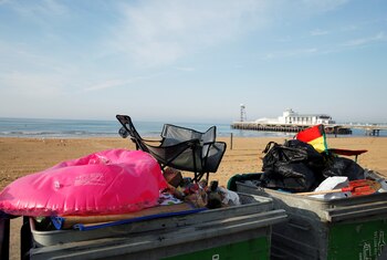 Cubos repletos de basura en