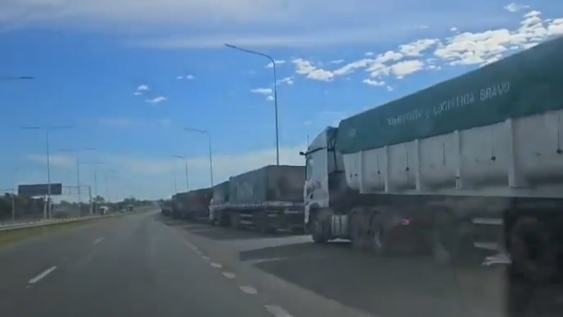 La semana pasada se generaron largas filas de camiones en las inmediaciones al Puerto de Rosario que esperaban para despachar sus granos