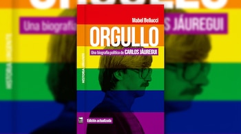 Tapa del libro Orgullo, biografía de Carlos Jáuregui, de Mabel Bellucci. Diseño con franjas de la bandera LGBT, silueta de hombre con bigote y anteojos. Incluye textos y logo.