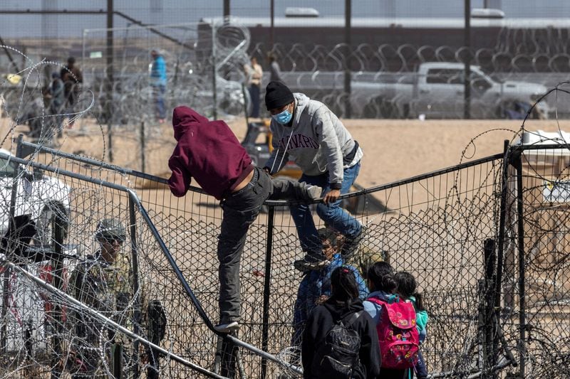 La administración Trump justificó la restricción de prórrogas por el atraso de 3,2 millones de casos en los tribunales de inmigración. (REUTERS/David Peinado/Archivo)