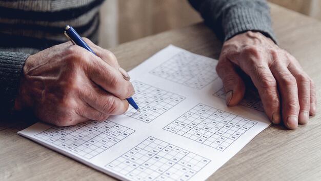 El sudoku y los juegos de lógica activan funciones ejecutivas vinculadas a la planificación y la resolución de problemas (Foto: Freepik)