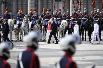 El rey Felipe VI y la reina Letizia asisten a la ceremonia de bienvenida al papa León XIV en el Palacio Real.