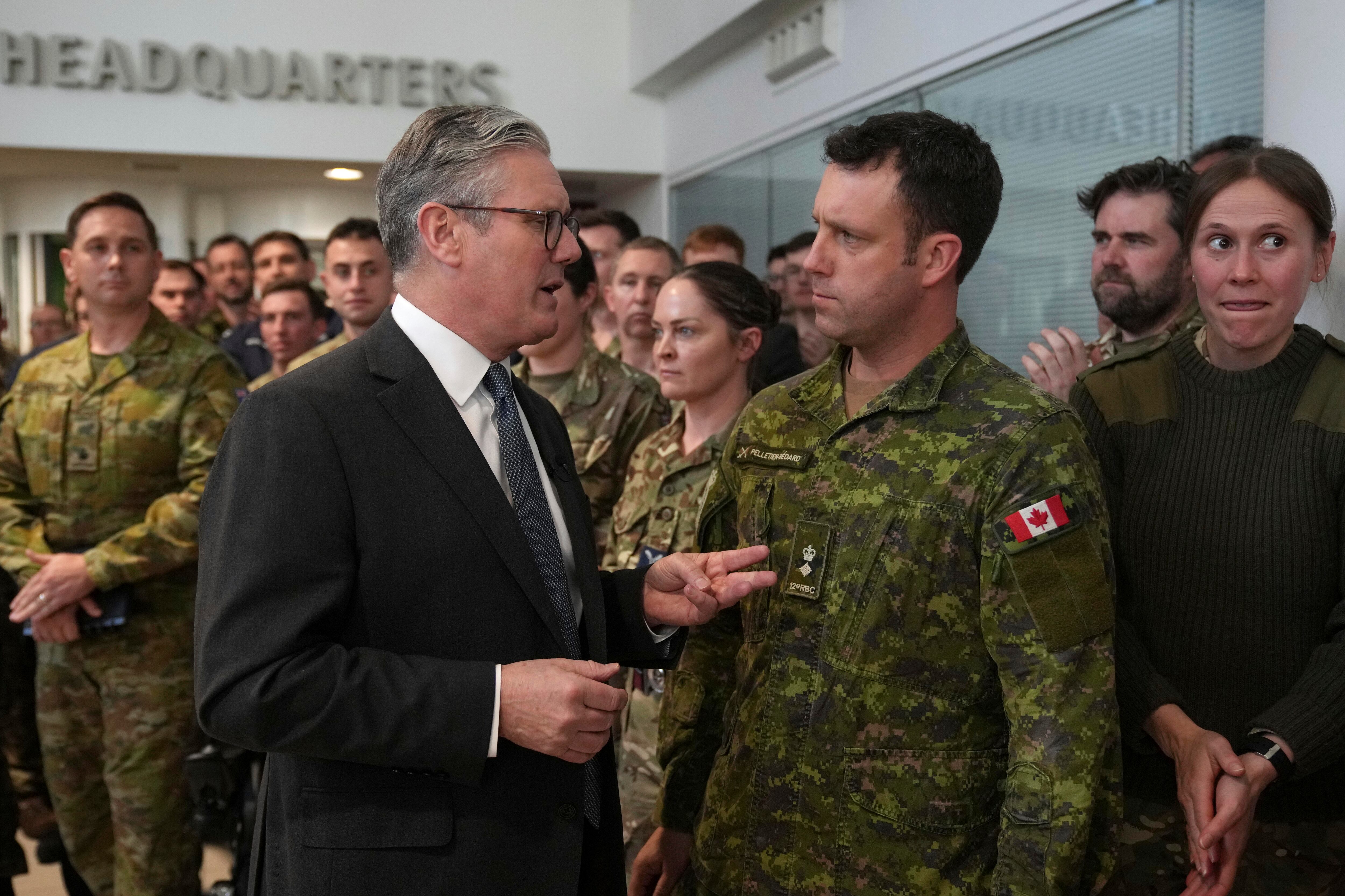 Keir Starmer habla con un teniente coronel canadiense en una base militar en Ucrania (AP Foto/Alastair Grant, foto compartida)