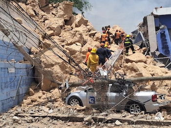 El Cuerpo de Bomberos activó un operativo de búsqueda y rescate ante la posible presencia de trabajadores atrapados entre los escombros.