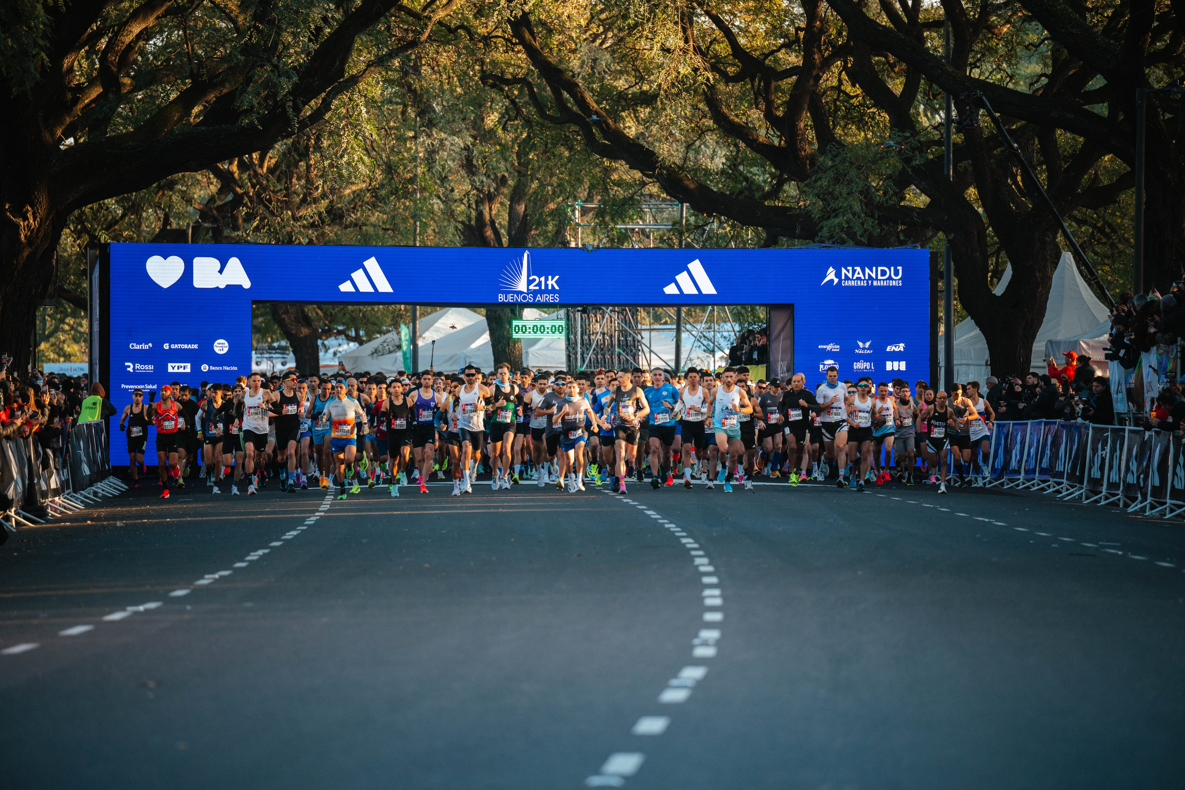 El apoyo del público en la Media Maratón de Buenos Aires impulsó a Arce hasta la llegada y reforzó su idea de representar a todos los bomberos voluntarios de la Argentina (Prensa Media Maratón)