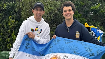 Visitó 23 provincias, donó 15 mil platos de comida y busca que la bandera de su misión solidaria llegue a la Selección en el Mundial