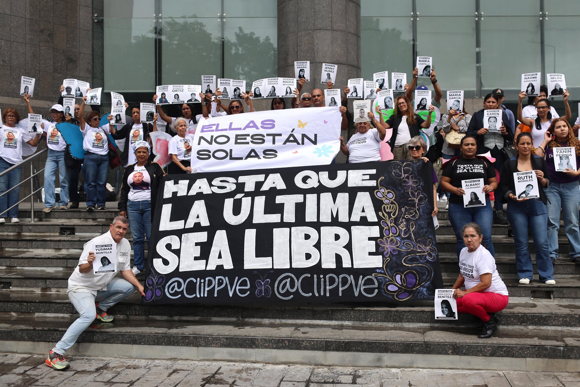 Activistas y familiares de presas políticos venezolanas participan en una manifestación frente a la sede de Naciones Unidas para pedir su liberación este martes, en el Día Internacional de Eliminación de la Violencia contra la Mujer (EFE/ Miguel Gutiérrez)