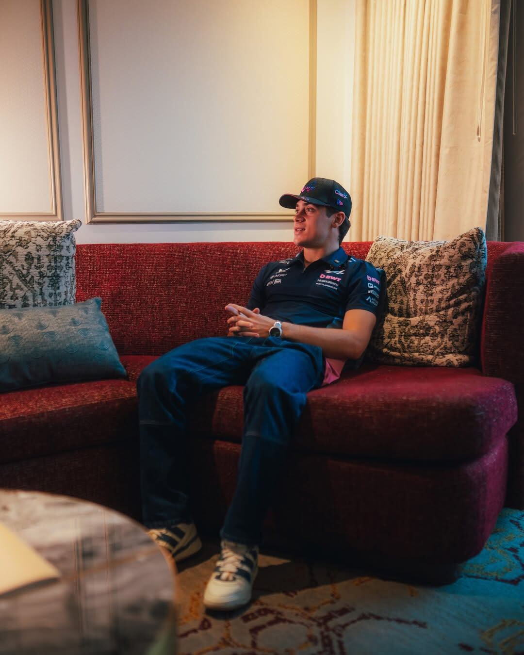 Momento de descanso a la llegada al hotel (@AlpineF1Team)