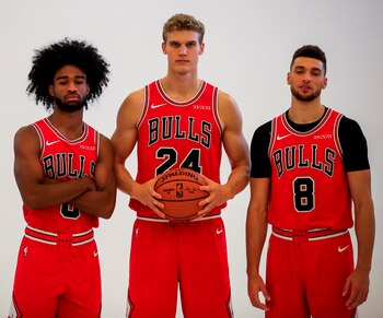 En la imagen un registro del base Coby White, del alero finlandés Lauri Markkanen y del escolta Zach LaVine, de los Bulls de Chicago. White y LaVine aportaron 25 puntos, cada uno, en el triunfo de su equipo 121-99 sobre los Celtics de Boston. EFE/Tannen Maury/Archivo