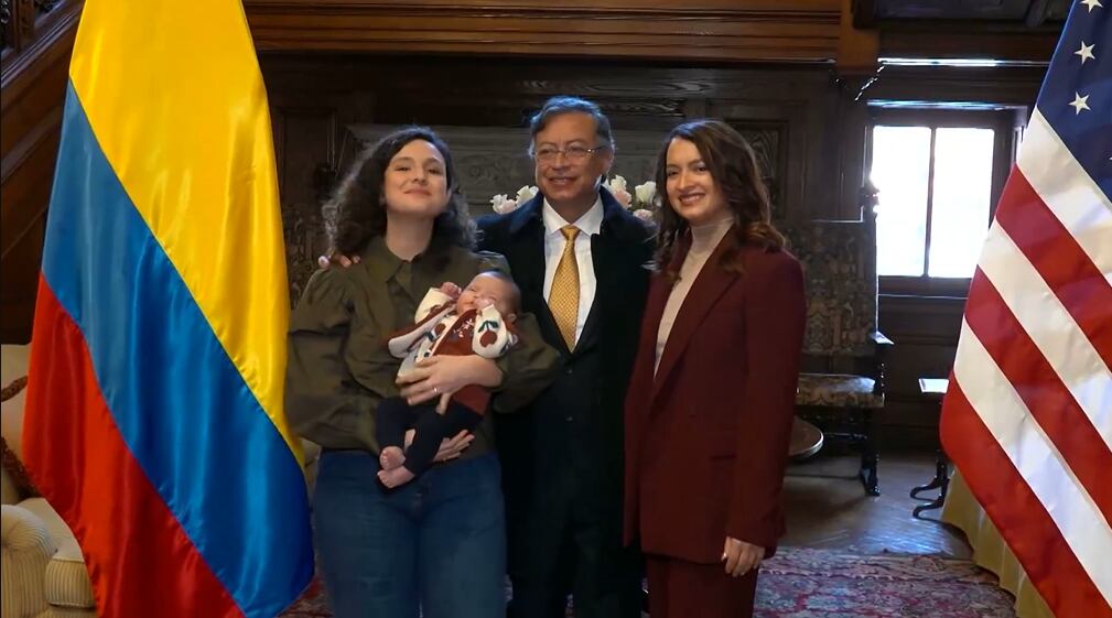 Petro estuvo acompañado por su hija, su nuera y su nieta - crédito captura de pantalla / X