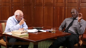 Jordan junto a Marvin Shanken,