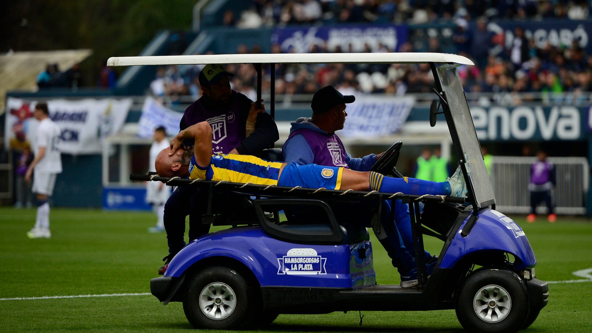 El momento en el que Quintana abandonaba la cancha (Fotobaires)