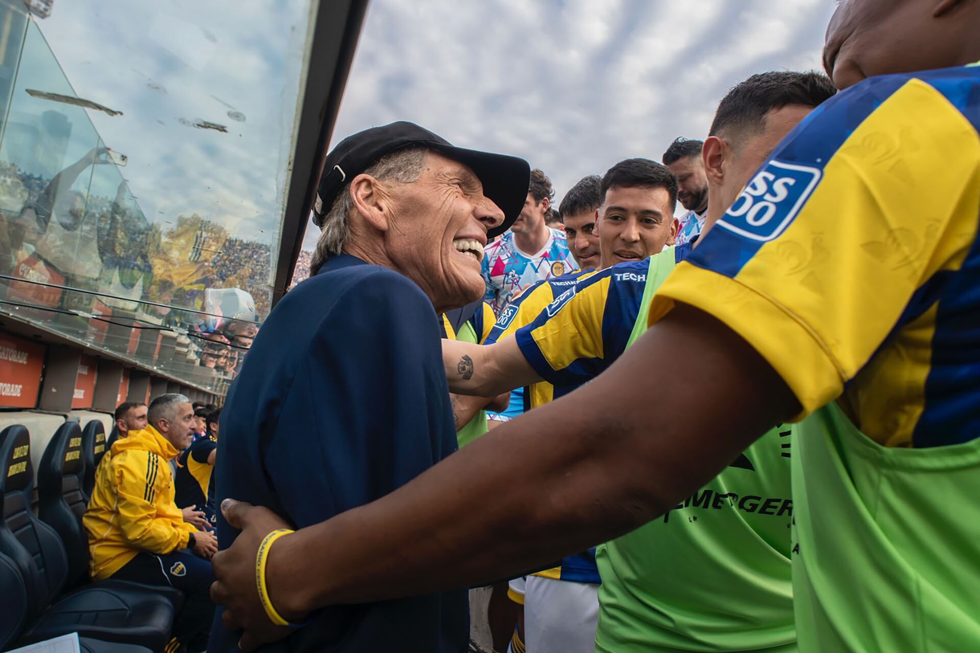 Miguel, durante uno de los últimos partidos que dirigió en su tercer ciclo en Boca, fue saludado por todo el plantel de Rosario Central (Foto: @rosariocentral)