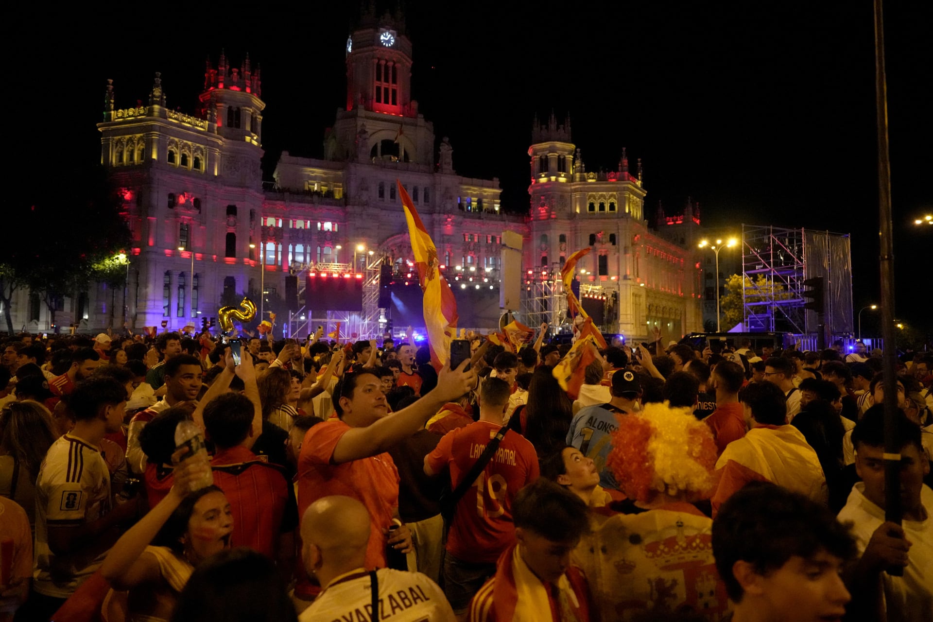 “¡¡¡Ahora toca celebrar!!!”: una España eufórica sale a las calles para compartir la emoción de ser campeones del mundo