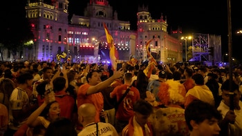 “¡¡¡Ahora toca celebrar!!!”: una España eufórica sale a las calles para compartir la emoción de ser campeones del mundo