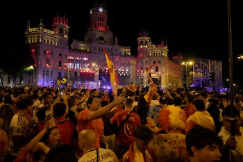 Afición en la capital celebrando la segunda estrella. (Paul Hanna / AFP)