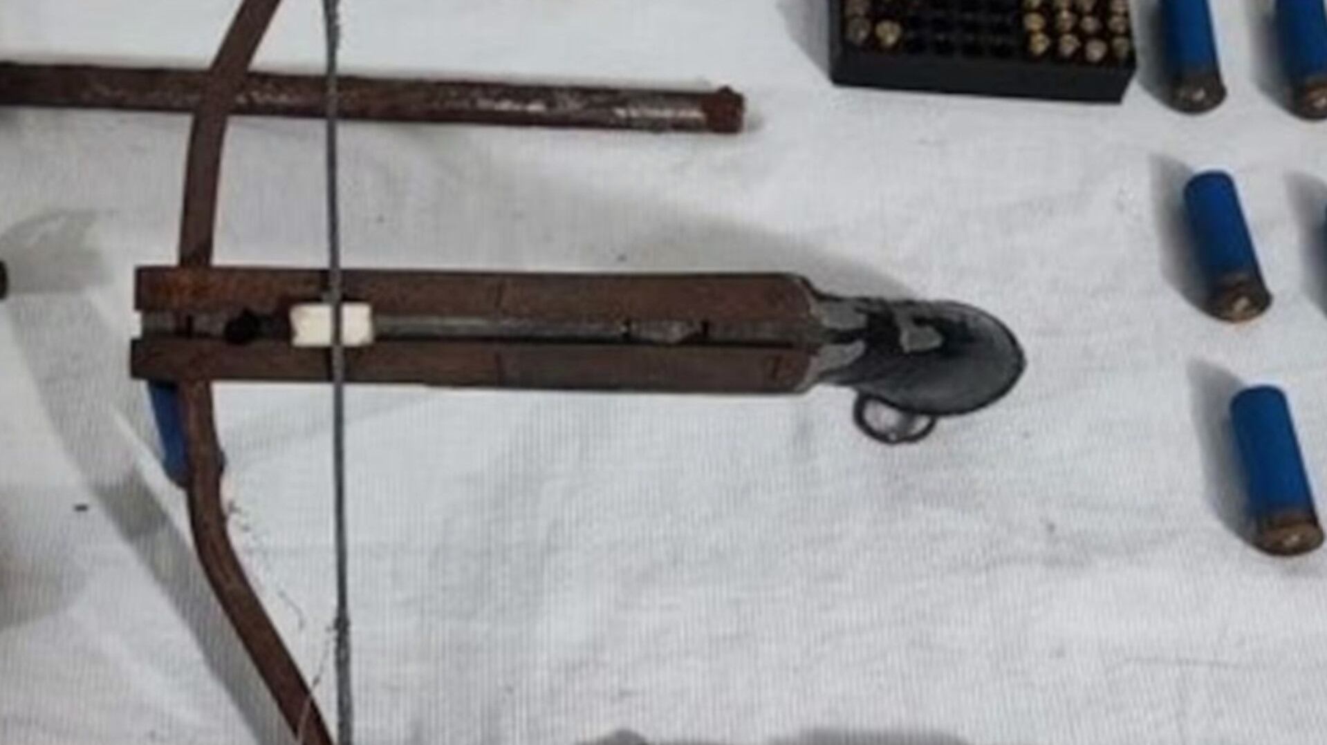 Una ballesta hallada junto a las demás armas de fuego en el allanamiento (El Bonaerense)