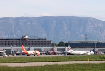 Aviones de Air France y Easyjet se ven en la pista del aeropuerto de Cointrin en Ginebra, Suiza, 4 de mayo de 2023. REUTERS/Denis Balibouse/Archivo