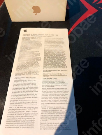 Una puerta de madera blanca entreabierta con marcas y raspones junto a la cerradura permite ver un piso de baldosas en el interior