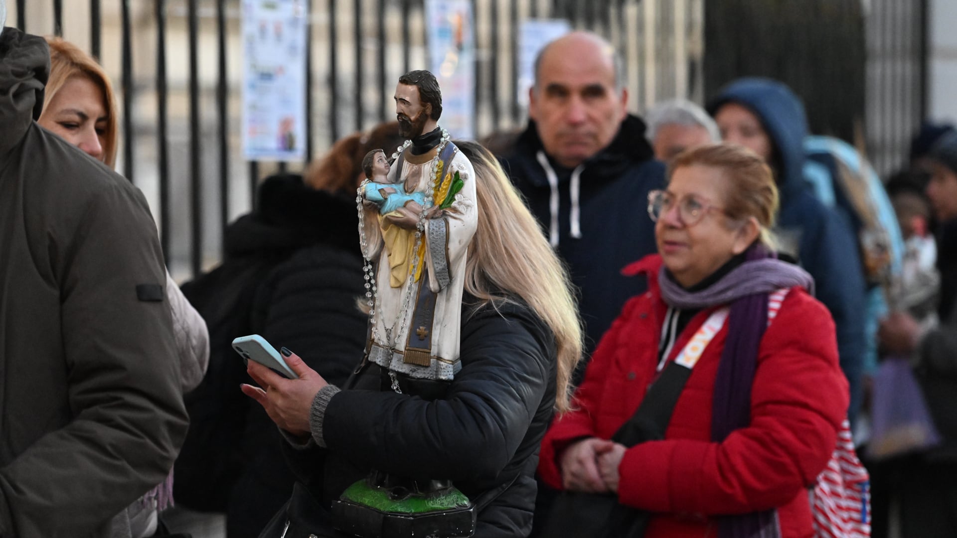 Desde la madrugada se formaron largas filas para ingresar al templo, acercar estampas y espigas de trigo