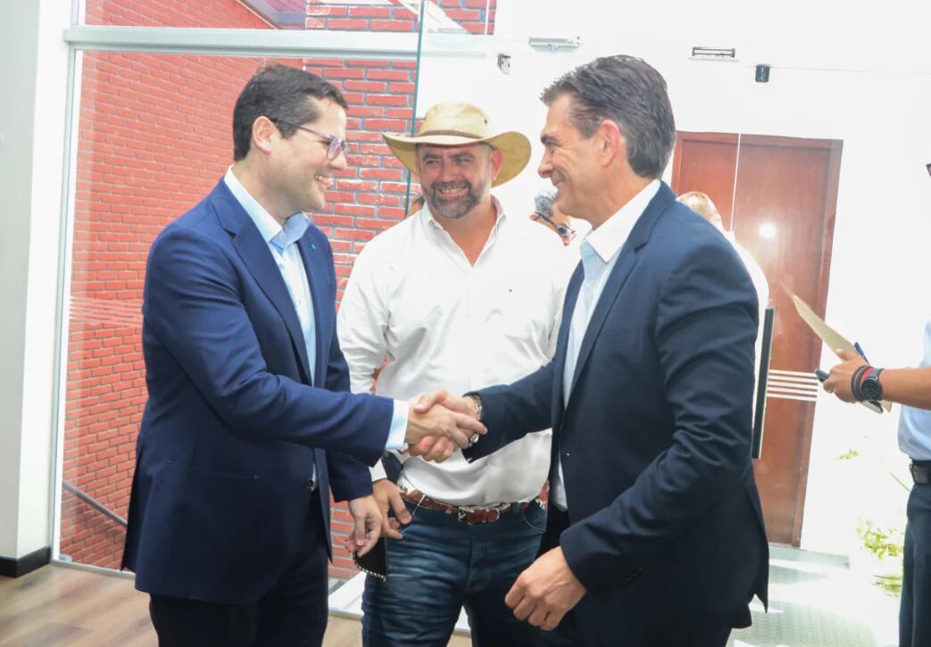 Paz saluda a Jean Pierre Antelo, presidente de la Federación de Empresarios Privados de Santa Cruz, en compañía de Klaus Frerking, presidente de la Cámara Agropecuaria del Oriente.