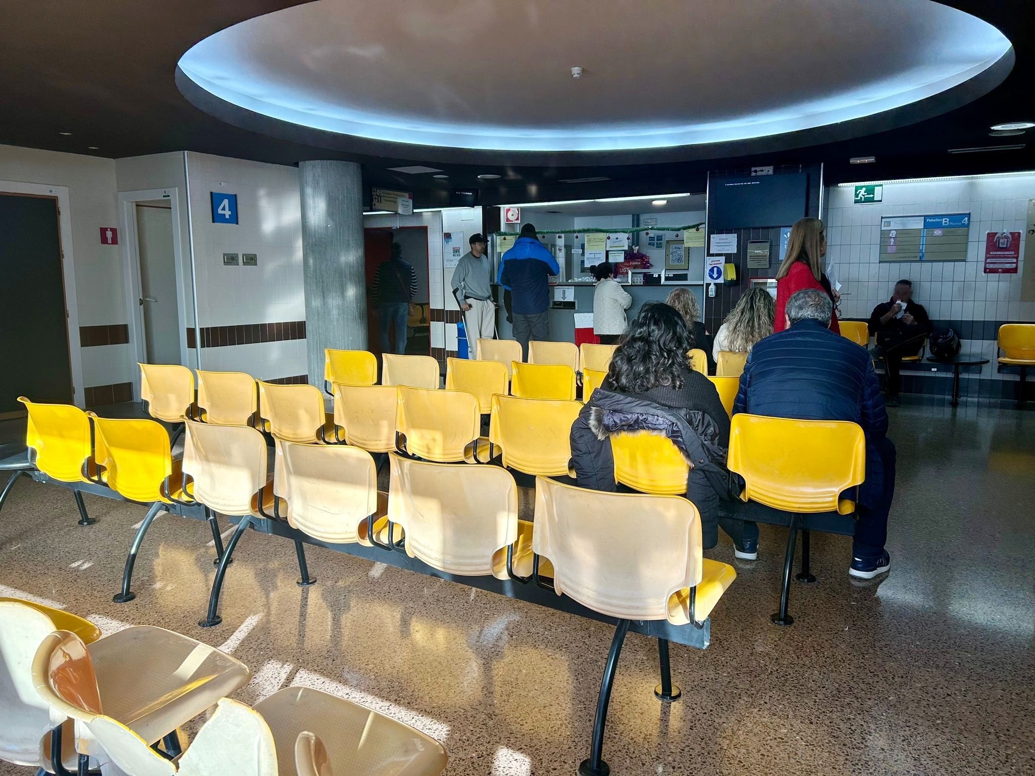 Sala de espera del hospital. (Carme Ripollés/Europa Press)