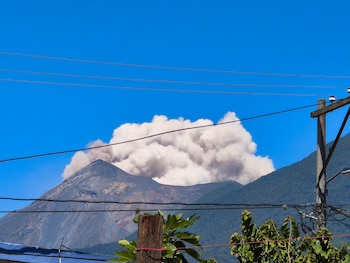 Las autoridades de salud, protección civil e INSIVUMEH sostienen el monitoreo permanente y piden seguir solo los canales oficiales sobre el Volcán de Fuego.