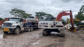 Ocho retroexcavadoras de oruga de 20 toneladas llegaron al sector para mitigar el impacto del afluente sobre la infraestructura vial - crédito Gobernación Meta