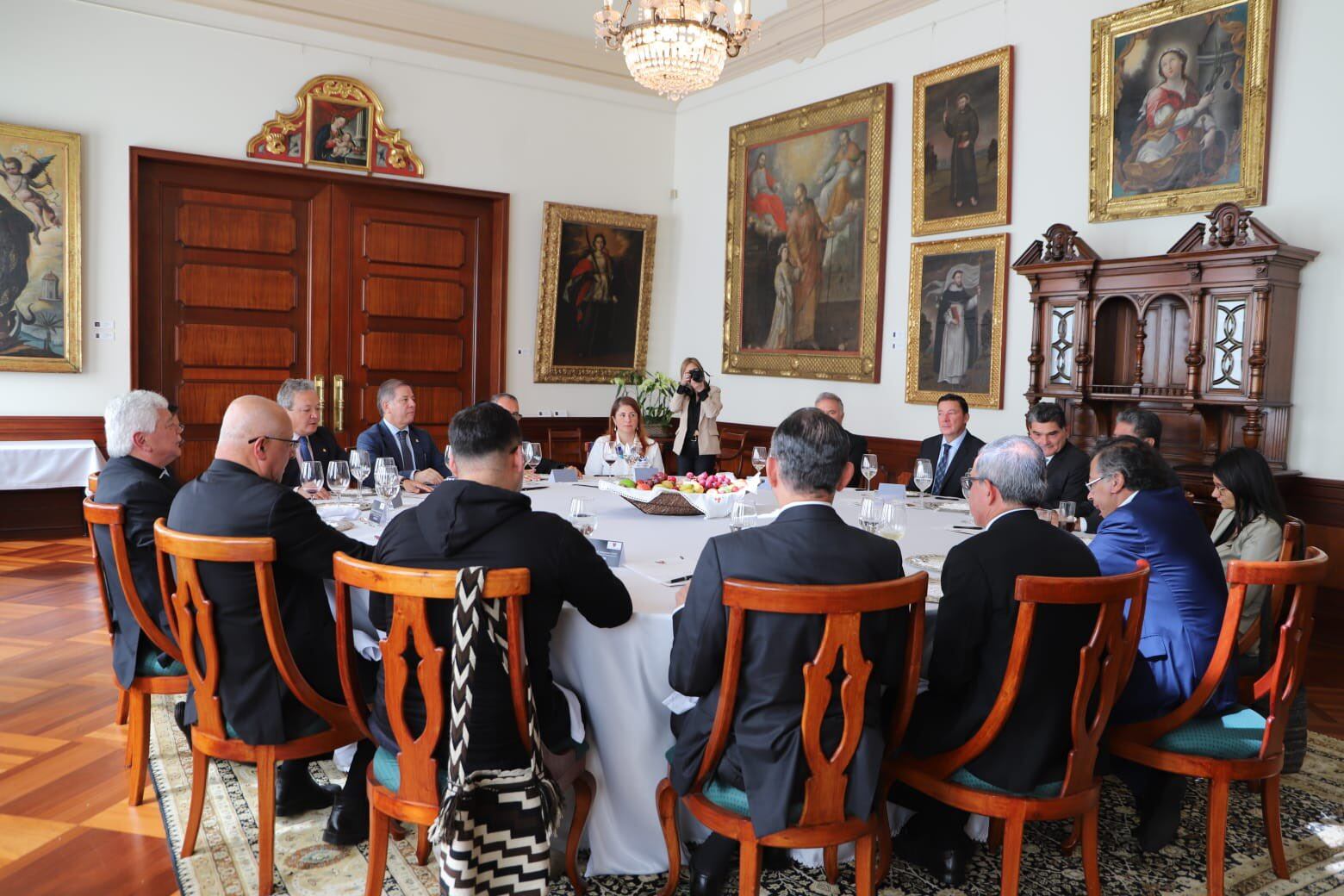 El presidente Gustavo Petro encabeza la mesa, rodeado de líderes del Congreso y la Iglesia - crédito Miguel Peñaloza/Presidencia