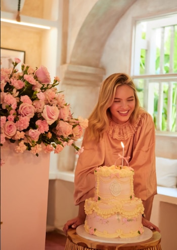 La joven regaló las tortas